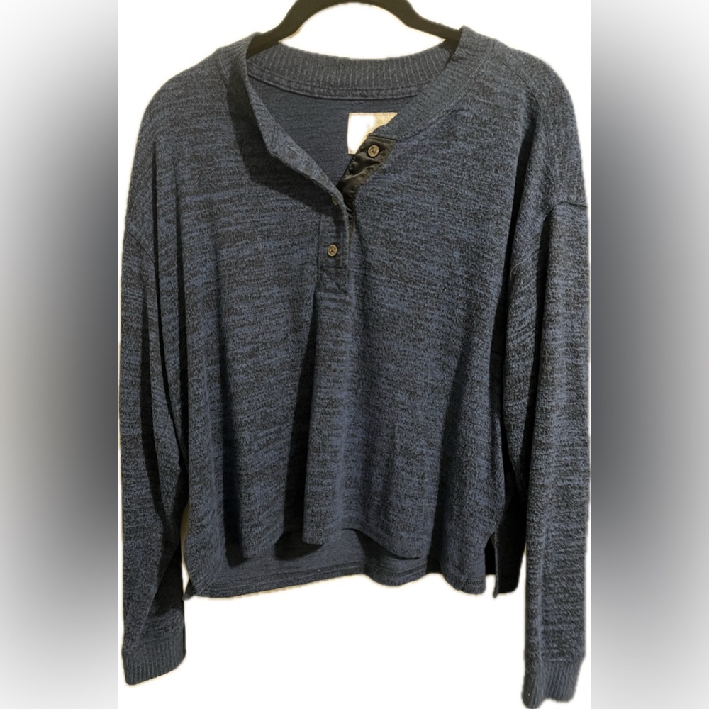 Abercrombie & Fitch Navy Knit Crop Top. Size Large. Fits as Medium/Large.